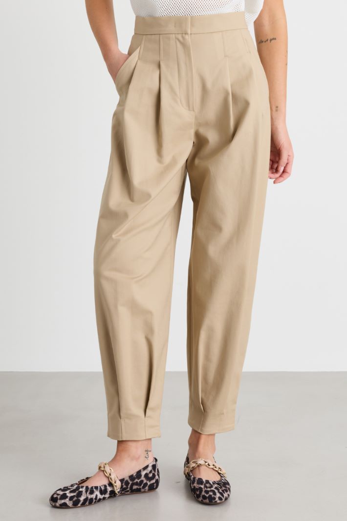 Pantalón carrot con pinzas en la cintura - BEIGE - Intrend - 2
