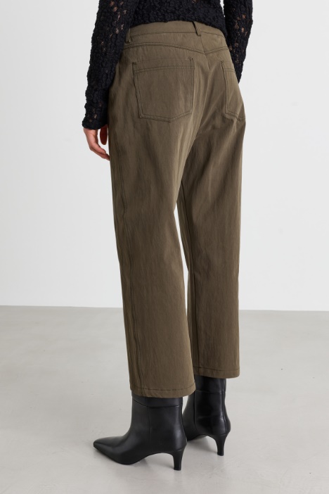 Pantalone in gabardina con tagli verticali