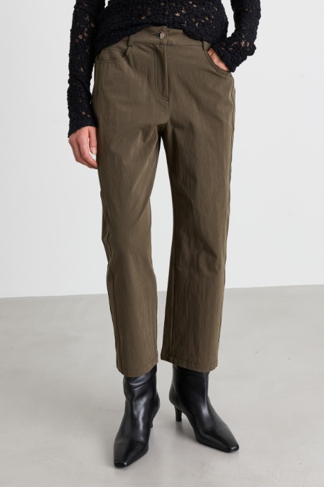 Pantalone in gabardina con tagli verticali
