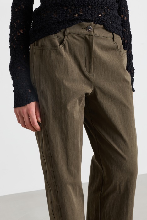 Pantalone in gabardina con tagli verticali