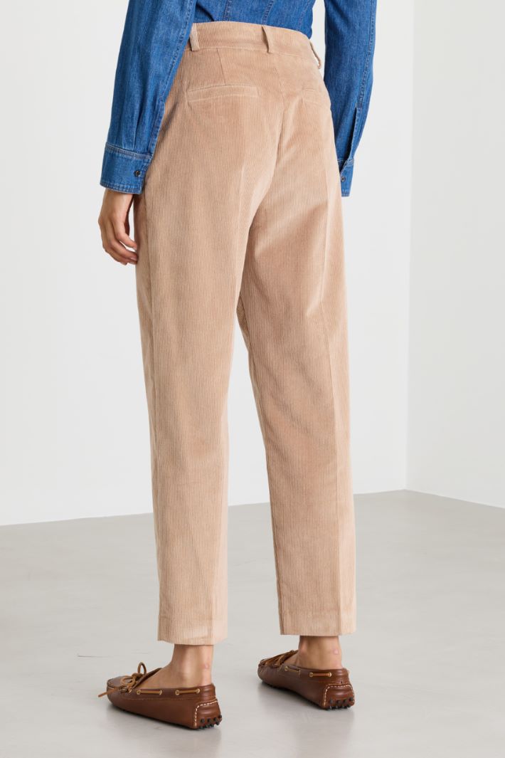 Pantalone carrot fit in velluto - CAMMELLO - Intrend - 4
