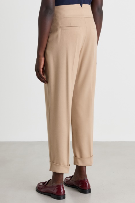 Pantalone carrot fit con risvolto al fondo