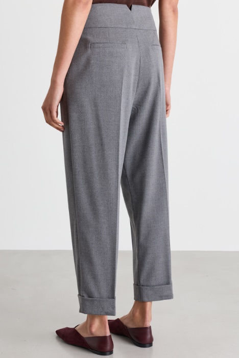 Pantalone carrot fit con risvolto al fondo