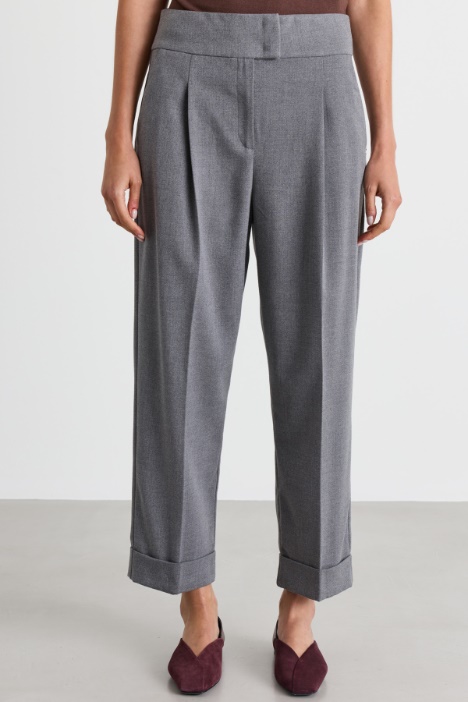 Pantalone carrot fit con risvolto al fondo