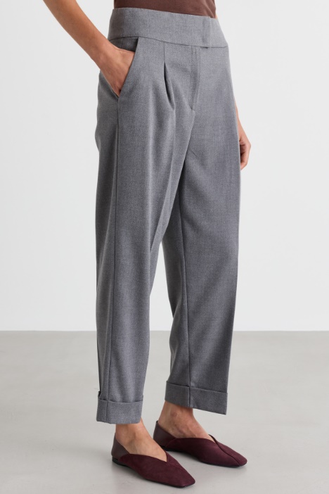 Pantalone carrot fit con risvolto al fondo