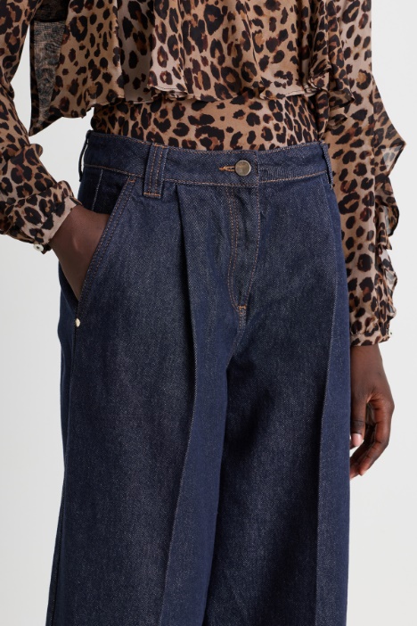 Pantalone ampio con pinces