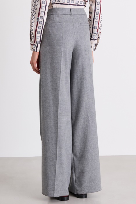 Pantalone ampio con pinces