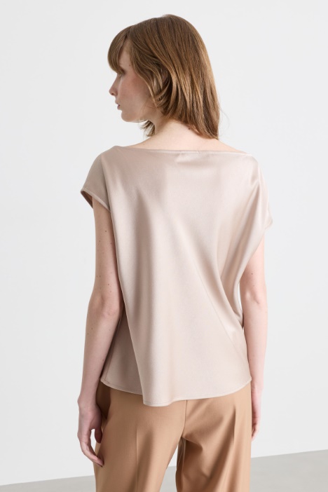 Top asimmetrico con drappeggio
