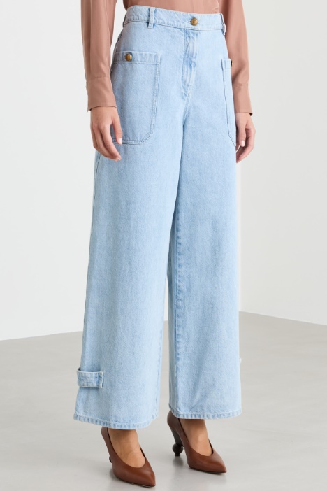 Jeans a palazzo con alamari al fondo