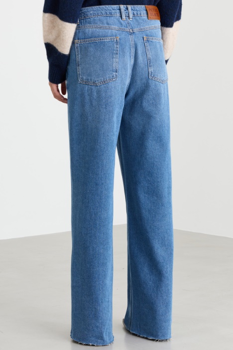 Jeans ampio con risvolto
