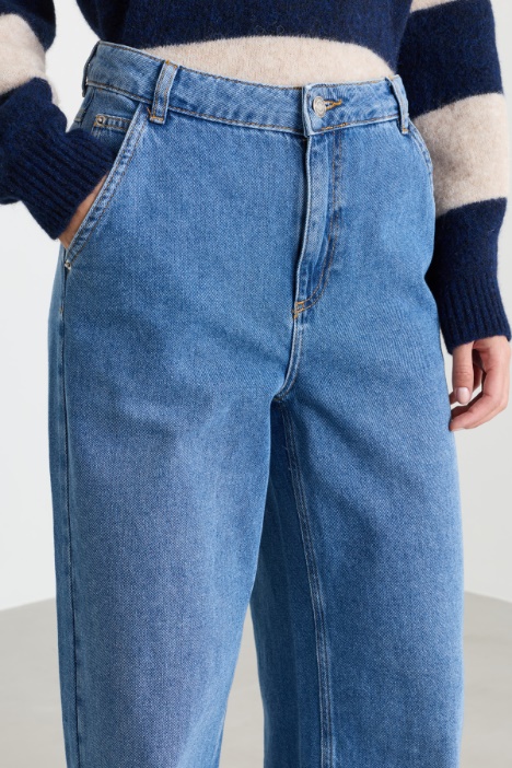 Jeans ampio con risvolto