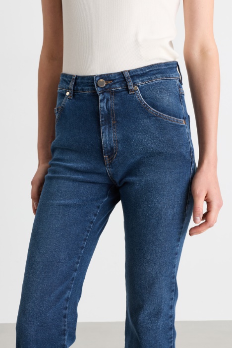 Jeans flare con orlo sfrangiato