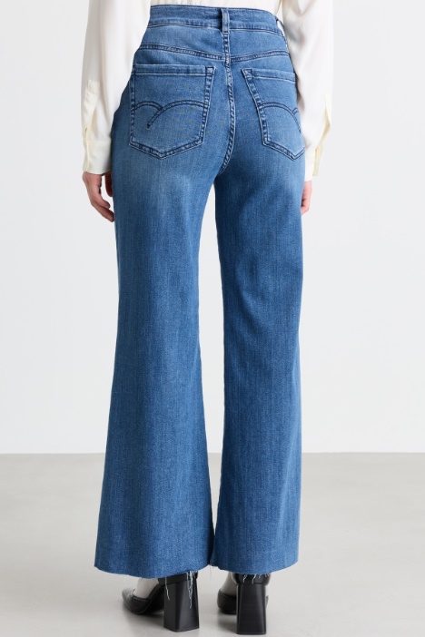 Jeans con orlo a taglio vivo