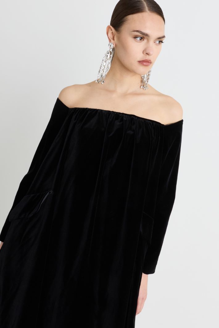 Smooth velvet off-shoulder dress - BLACK - Intrend - 3