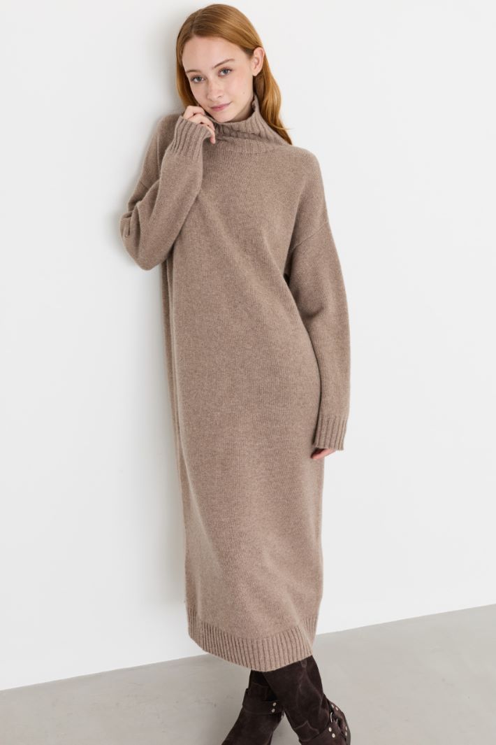 Long cashmere roll-neck dress - CAMEL - Intrend - 2
