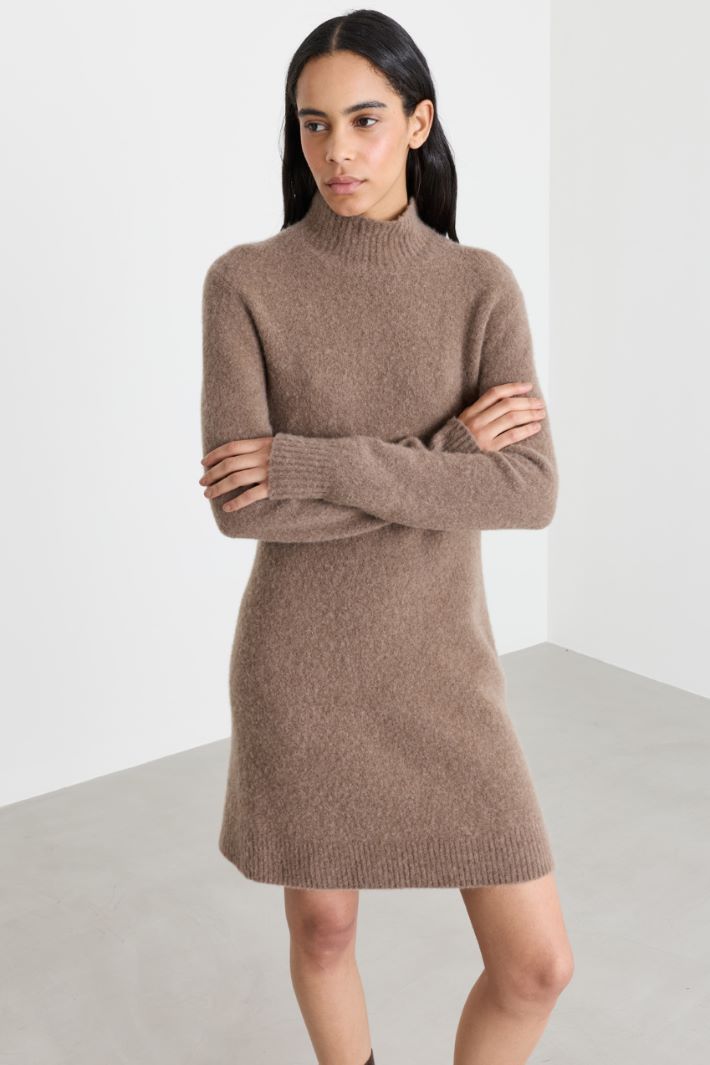 Short knit dress - CAMEL - Intrend - 2