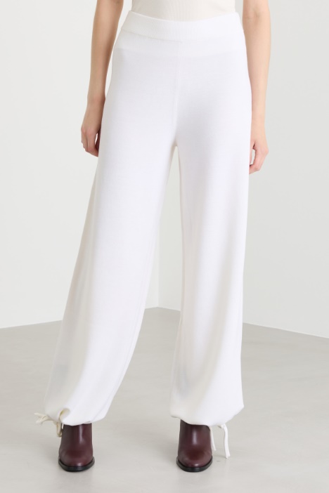 Pantalone in lana a coulisse sul fondo