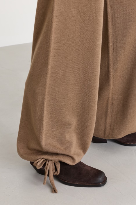 Pantalone in lana a coulisse sul fondo
