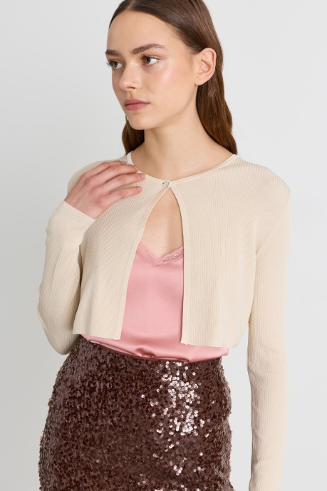 Cardigan cropped con bottone gioiello