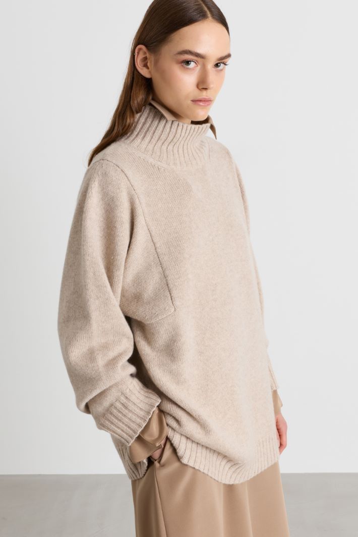 Oversized roll-neck jumper with slits - BEIGE - Intrend - 2