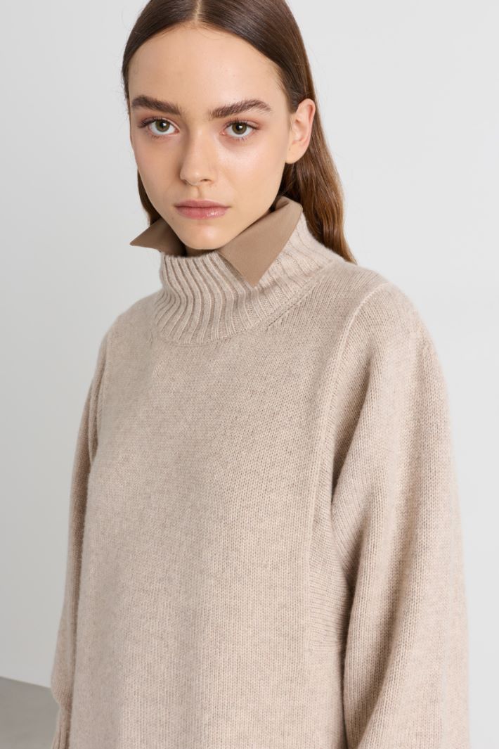 Oversized roll-neck jumper with slits - BEIGE - Intrend - 3