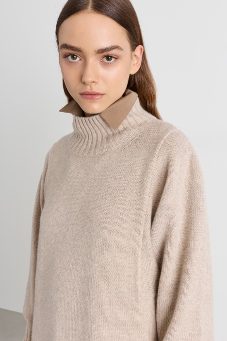 Dolcevita oversize in puro cashmere con spacchi