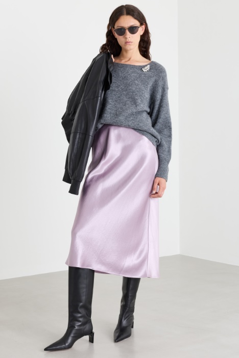 Jersey con broches joya en el escote - Intrend
