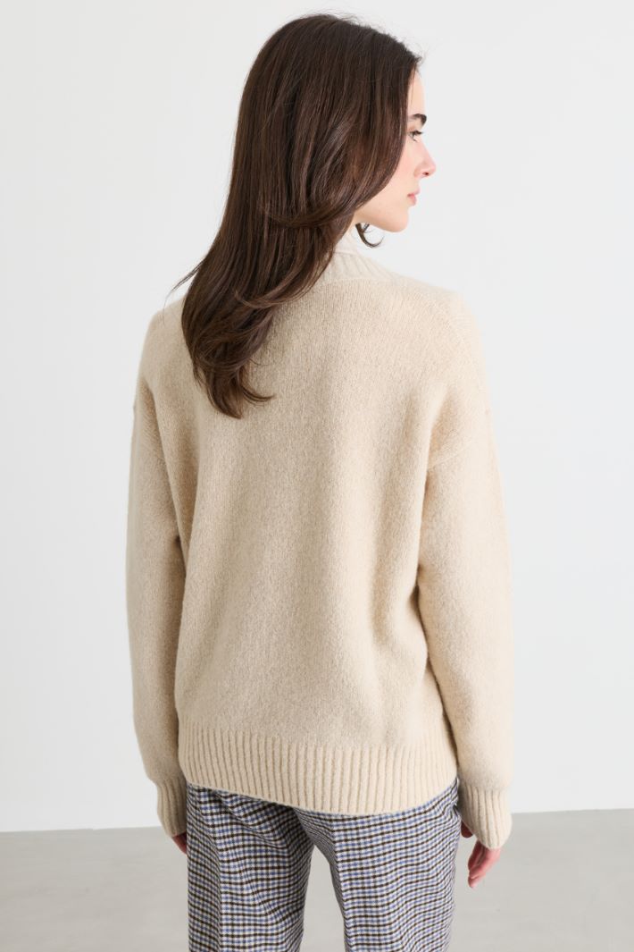 Maglia con ampio scollo a V - BEIGE - Intrend - 4