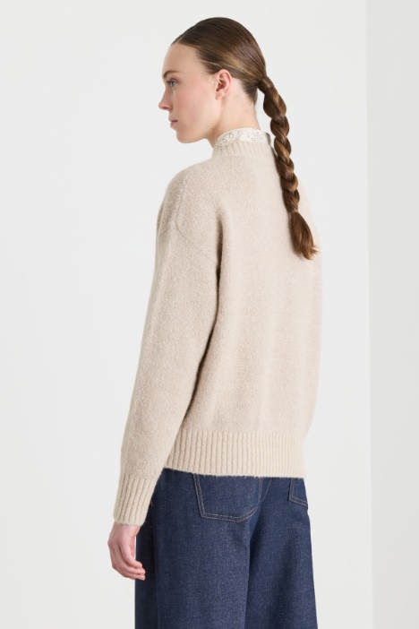 Maglia con ampio scollo a V