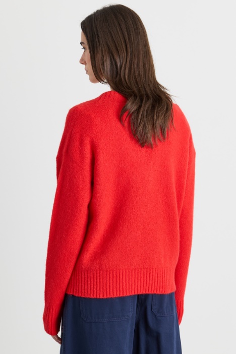 Maglia con ampio scollo a V