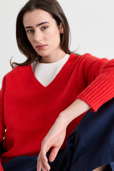 Maglia con ampio scollo a V