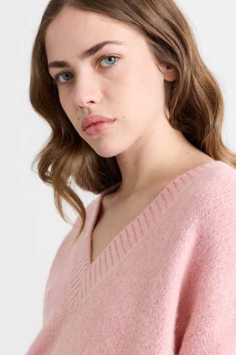 Maglia con ampio scollo a V