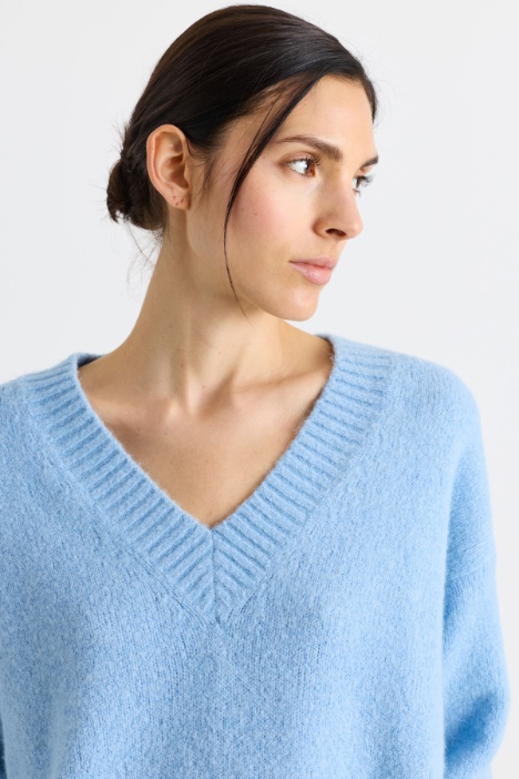 Maglia con ampio scollo a V