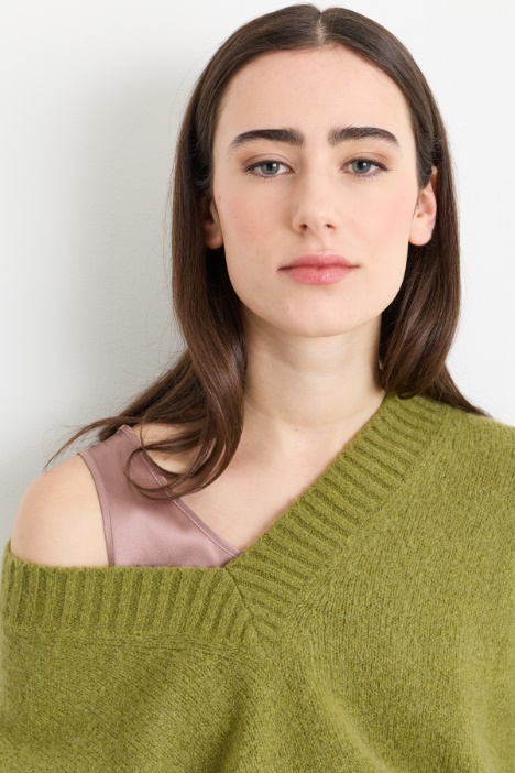 Maglia con ampio scollo a V