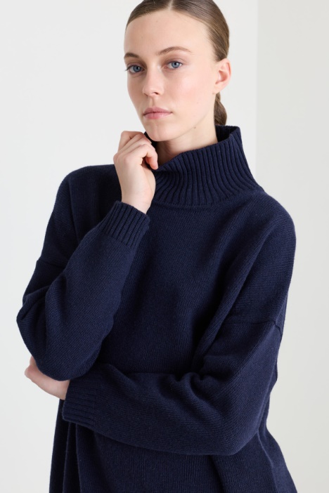 Maglia oversize in lana con collo a cratere
