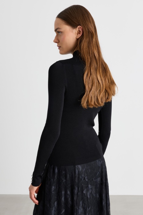 Maglia dolcevita con bottoni bijoux