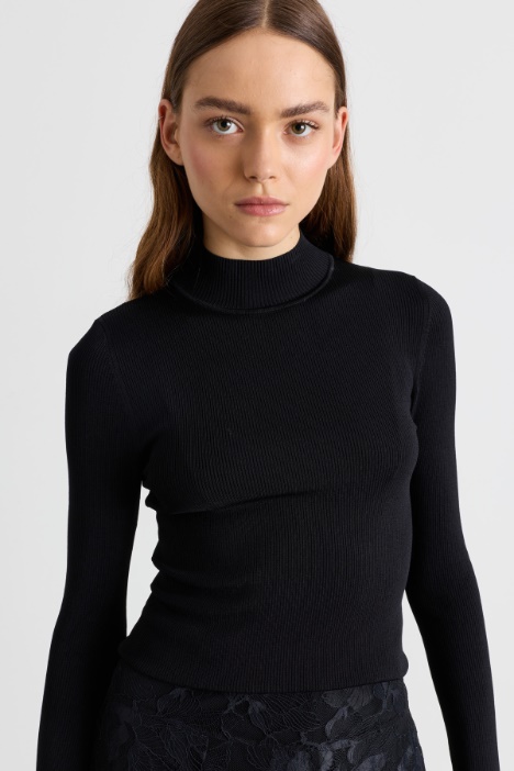 Maglia dolcevita con bottoni bijoux