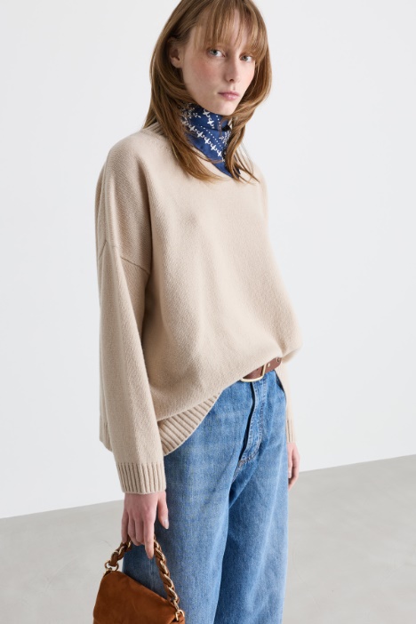 Oversize-Pullover mit Trichterkragen - Intrend