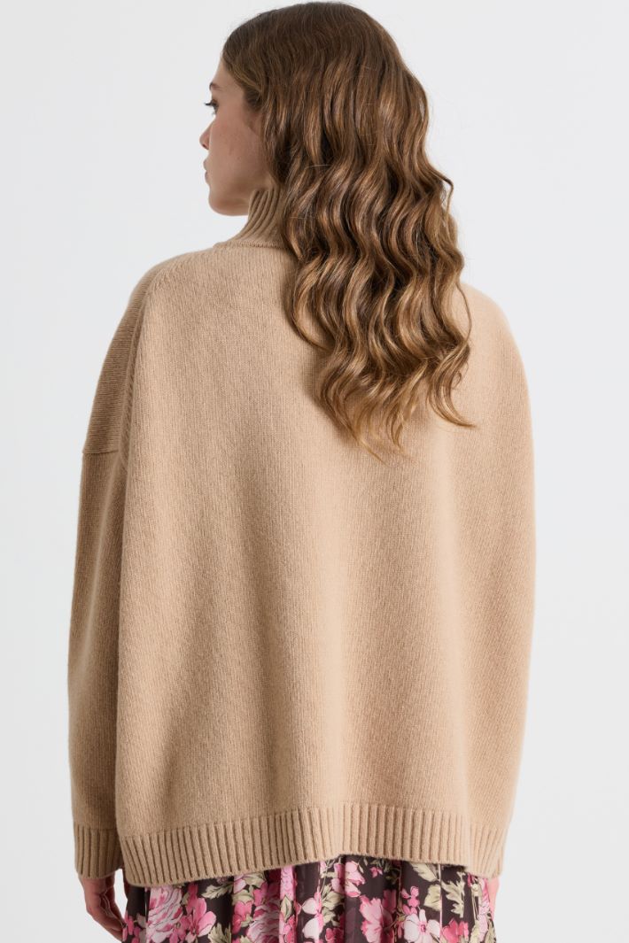 Oversized funnel-neck jumper - CAMEL - Intrend - 4