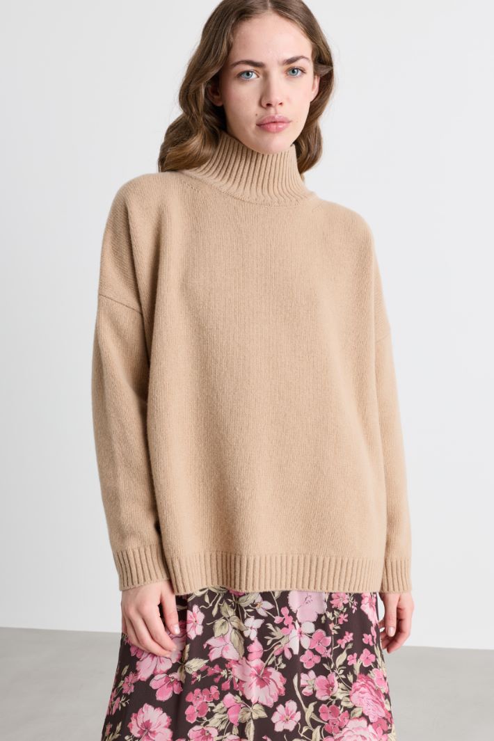 Oversized funnel-neck jumper - CAMEL - Intrend - 2