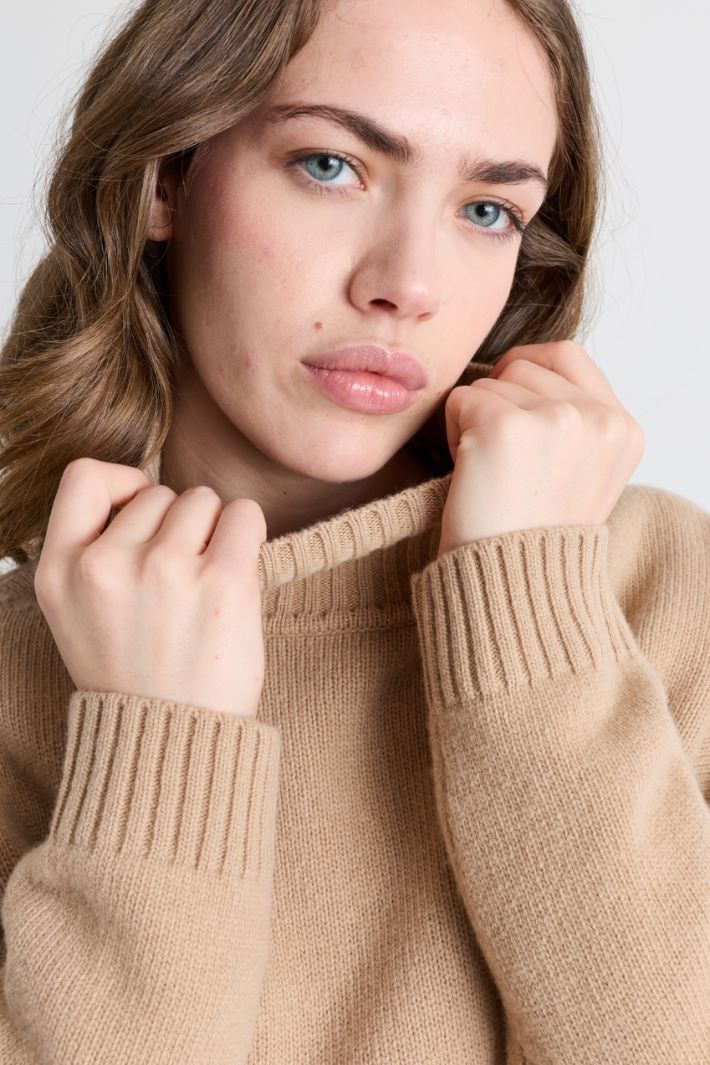 Oversize-Pullover mit Trichterkragen - KAMEL - Intrend - 3