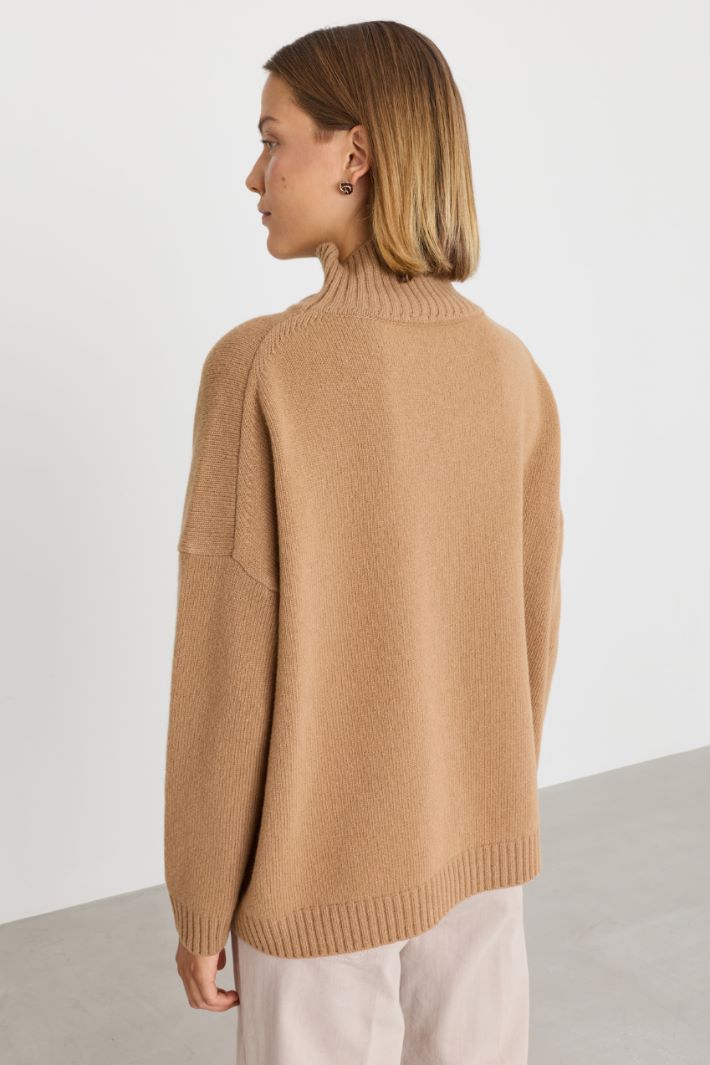 Oversized funnel-neck jumper - CAMEL - Intrend - 4
