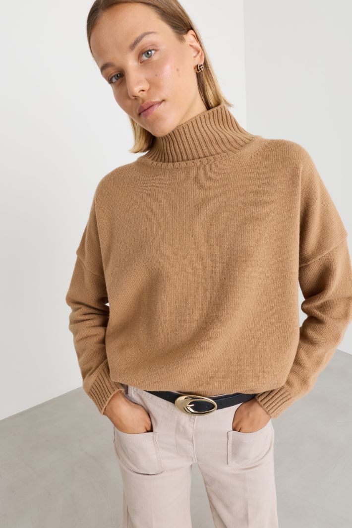 Oversized funnel-neck jumper - CAMEL - Intrend - 3