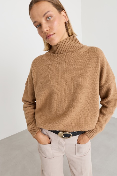 Maglia oversize in lana con collo a cratere