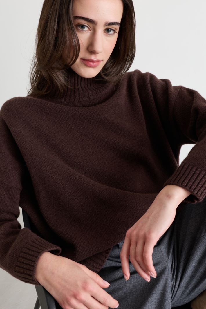 Oversized funnel-neck jumper - BROWN - Intrend - 3