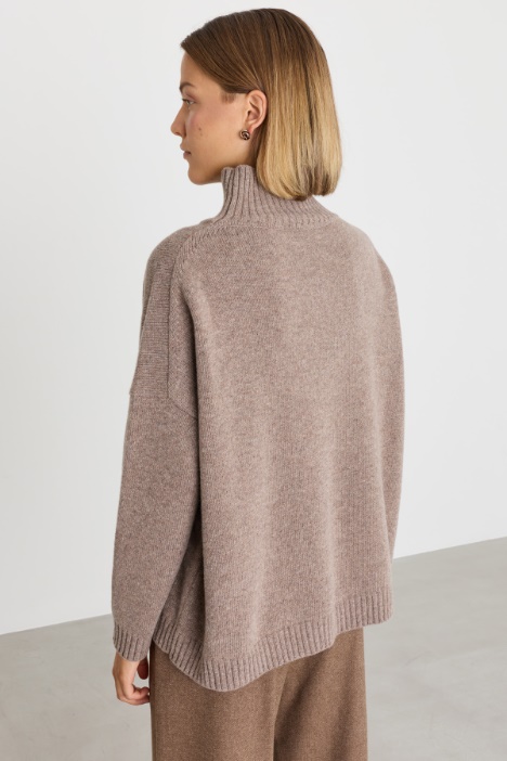 Maglia oversize in lana con collo a cratere