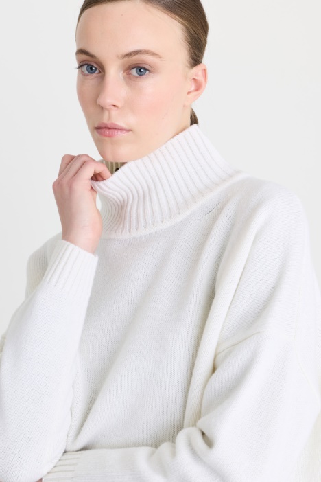 Maglia oversize in lana con collo a cratere