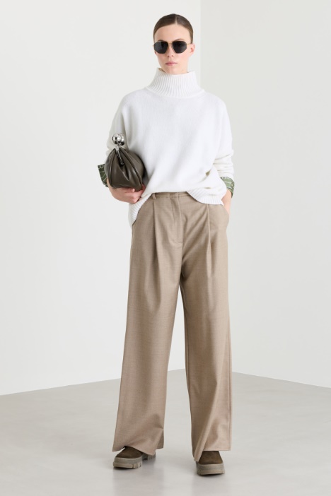 Oversize-Pullover mit Trichterkragen - Intrend