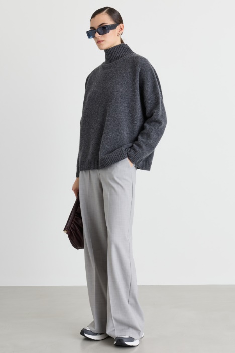 Oversize-Pullover mit Trichterkragen - Intrend