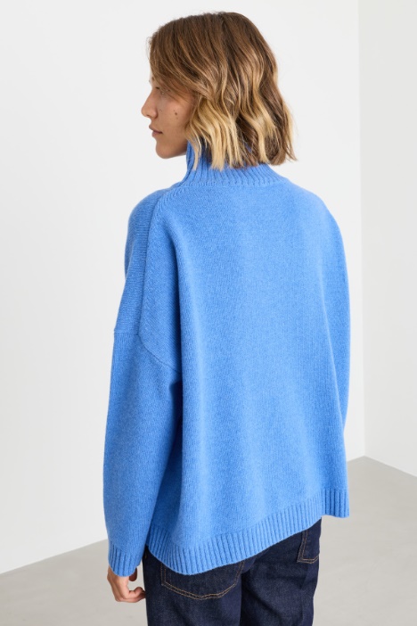 Maglia oversize in lana con collo a cratere